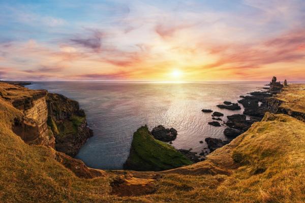 vista panorámica de unos acantilados con el mar de fondo al atardecer