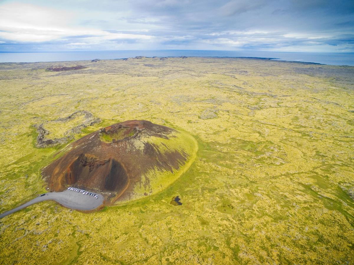 vista aérea de un cráter en una gran llanura verde