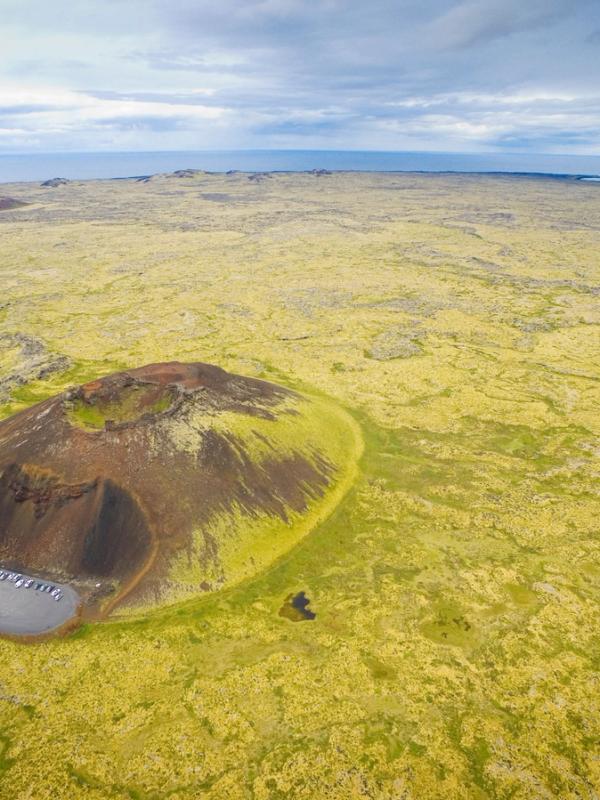 vista aérea de un cráter en una gran llanura verde