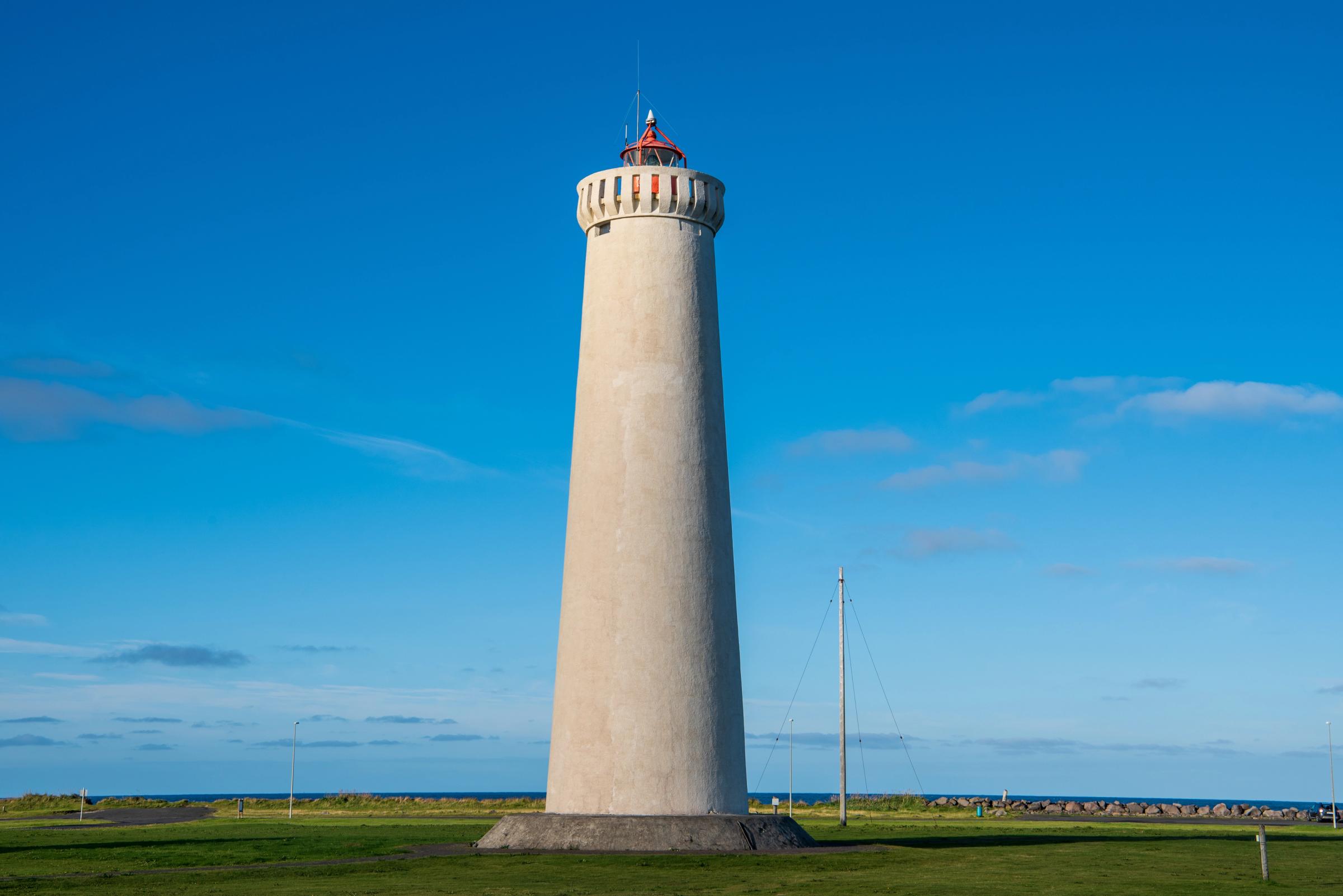 el nuevo faro de Garðskagaviti en un día soleado