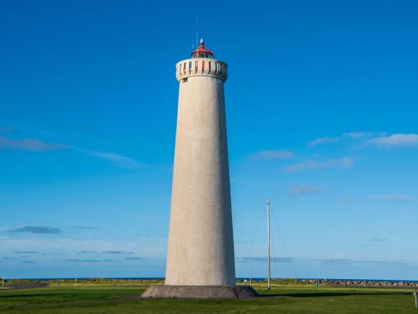 el nuevo faro de Garðskagaviti en un día soleado