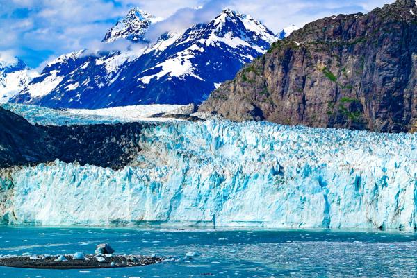 Gran glaciar con montañas nevadas en el fondo