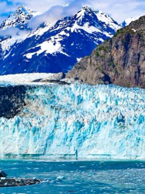 Gran glaciar con montañas nevadas en el fondo