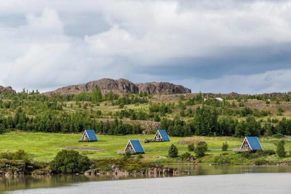 4 casitas pequeñas al lado de un río