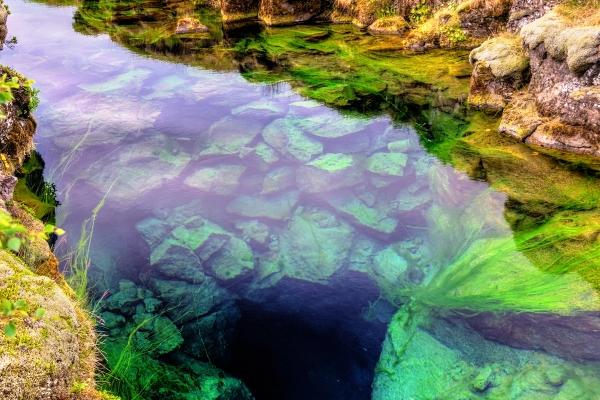 un estrecho cuerpo de agua muy transparente