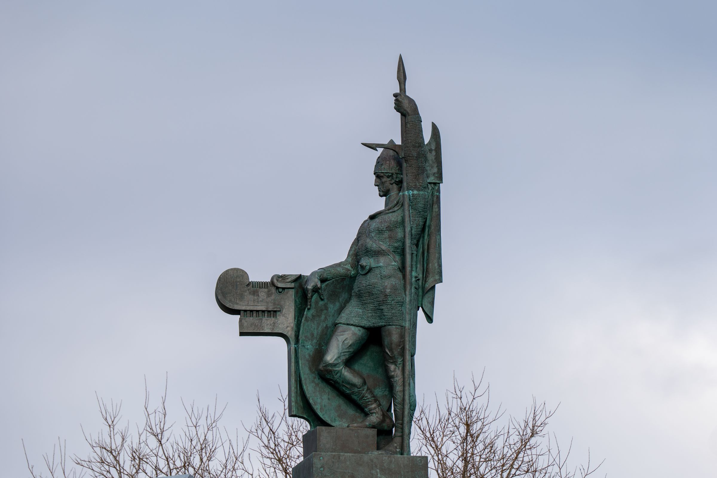 Escultura de bronce de Ingólfur Arnarson con Odín Yggdrasil y Dragón