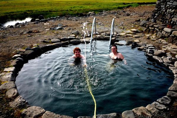 Grettir's pool con dos personas dentro