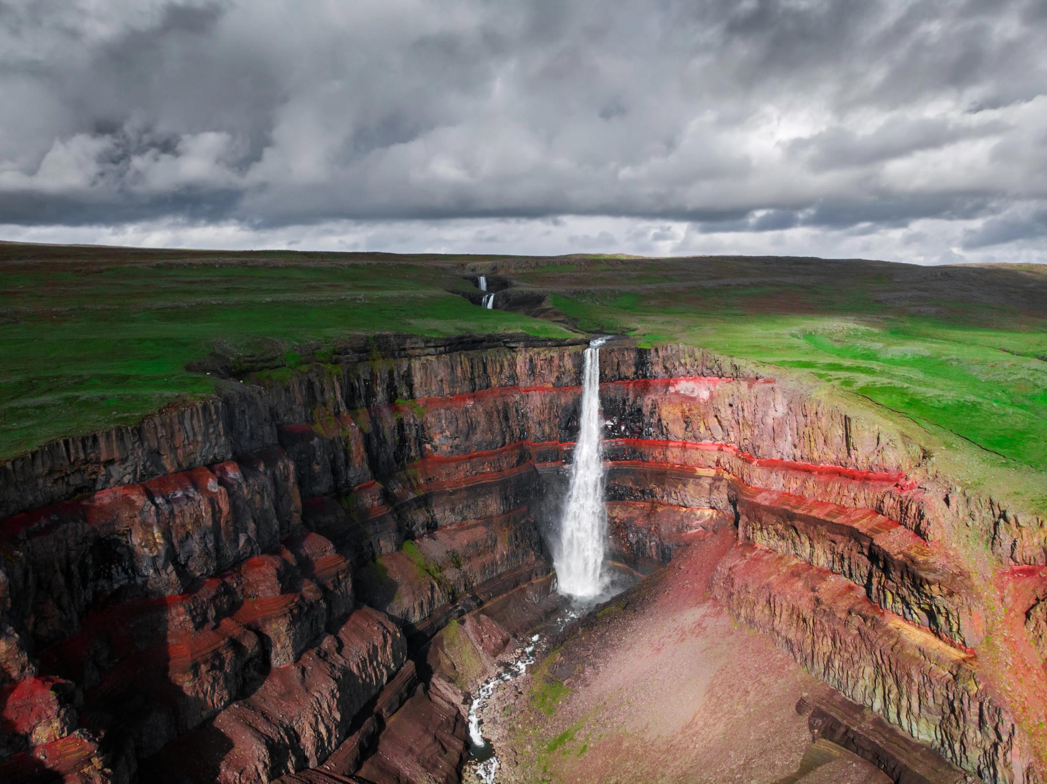 una vista aérea de una cascada en medio de un cañón.