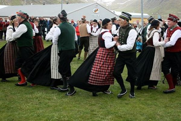 Grupo de personas bailando durante el Festival Folclórico de Siglufjörður