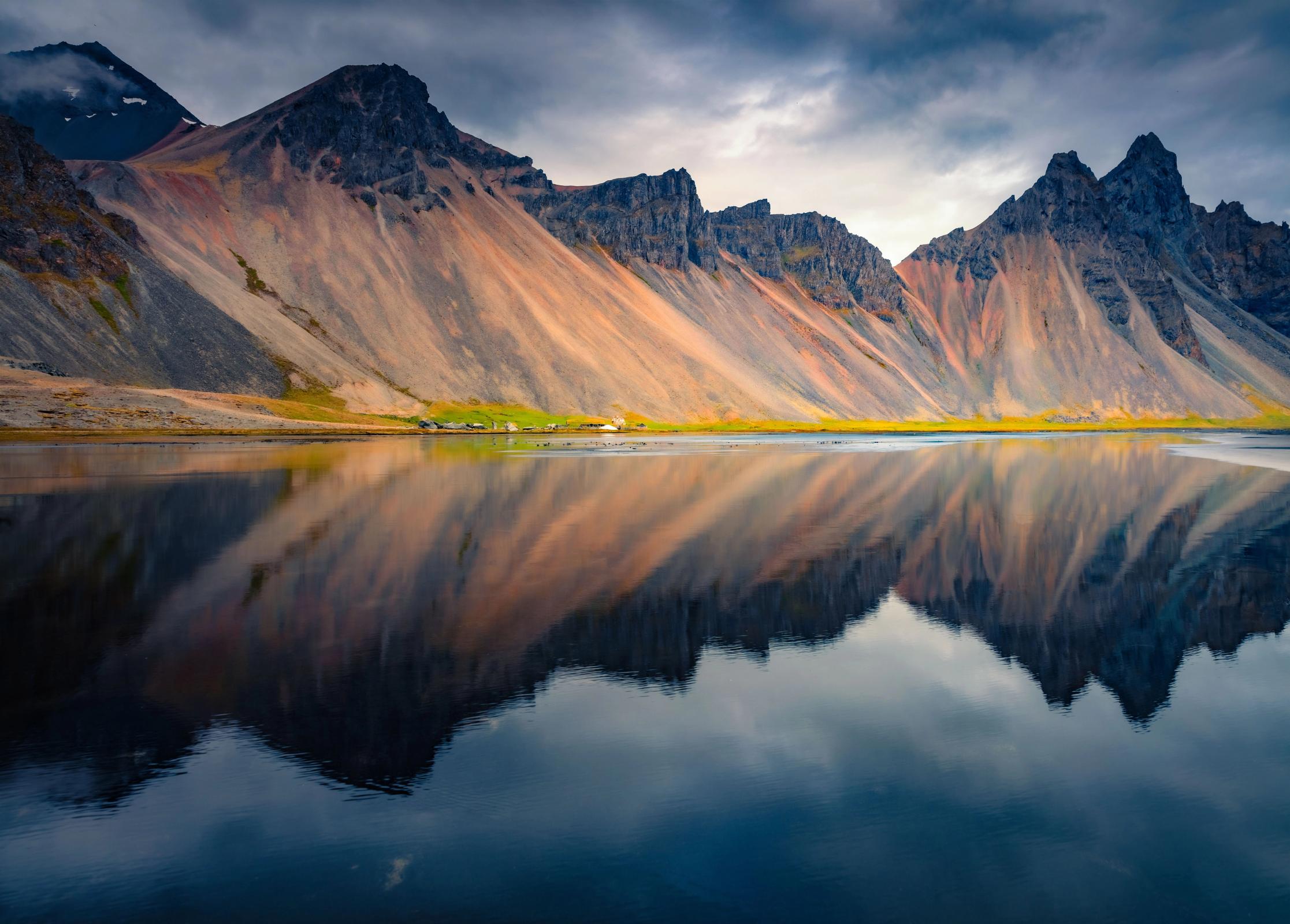 Next to Hofn, in the south-East of Iceland, the prettiest black sand beach: Stokksnes Beach