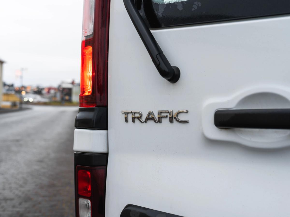 Detalle del emblema trasero de Trafic Primer plano del emblema trasero, el piloto y la manilla de la puerta de un monovolumen Renault Trafic