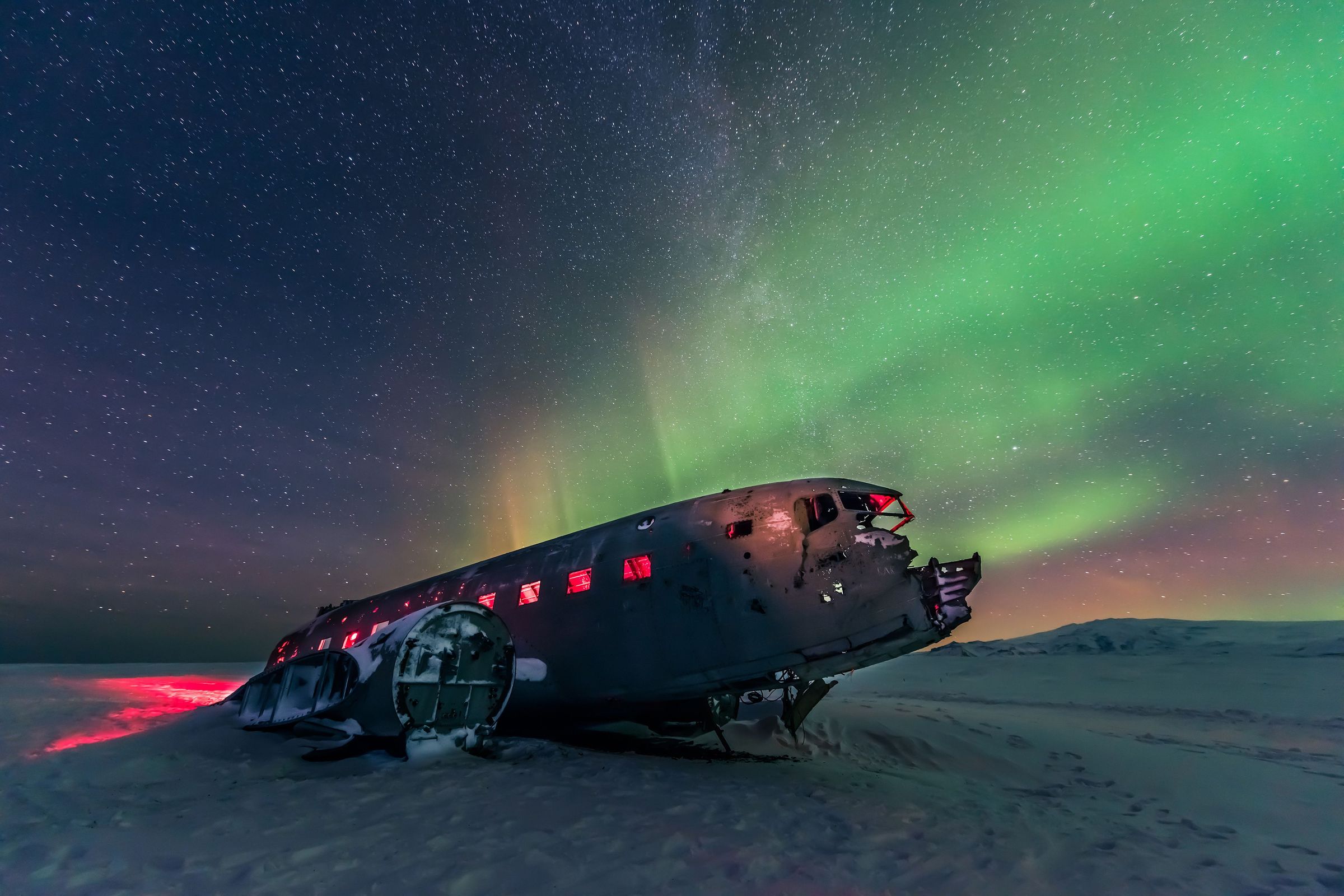 El avión abandonado de DC en Sólheimasandur bajo la aurora boreal
