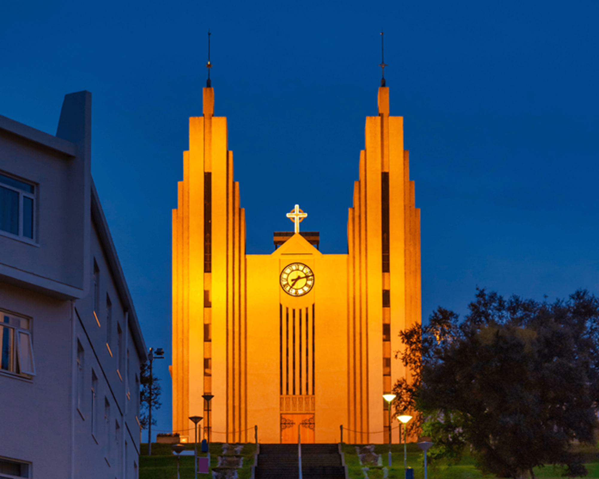 una gran iglesia con un reloj en la parte superior de ella en la ciudad de Akureyri en Islandia.