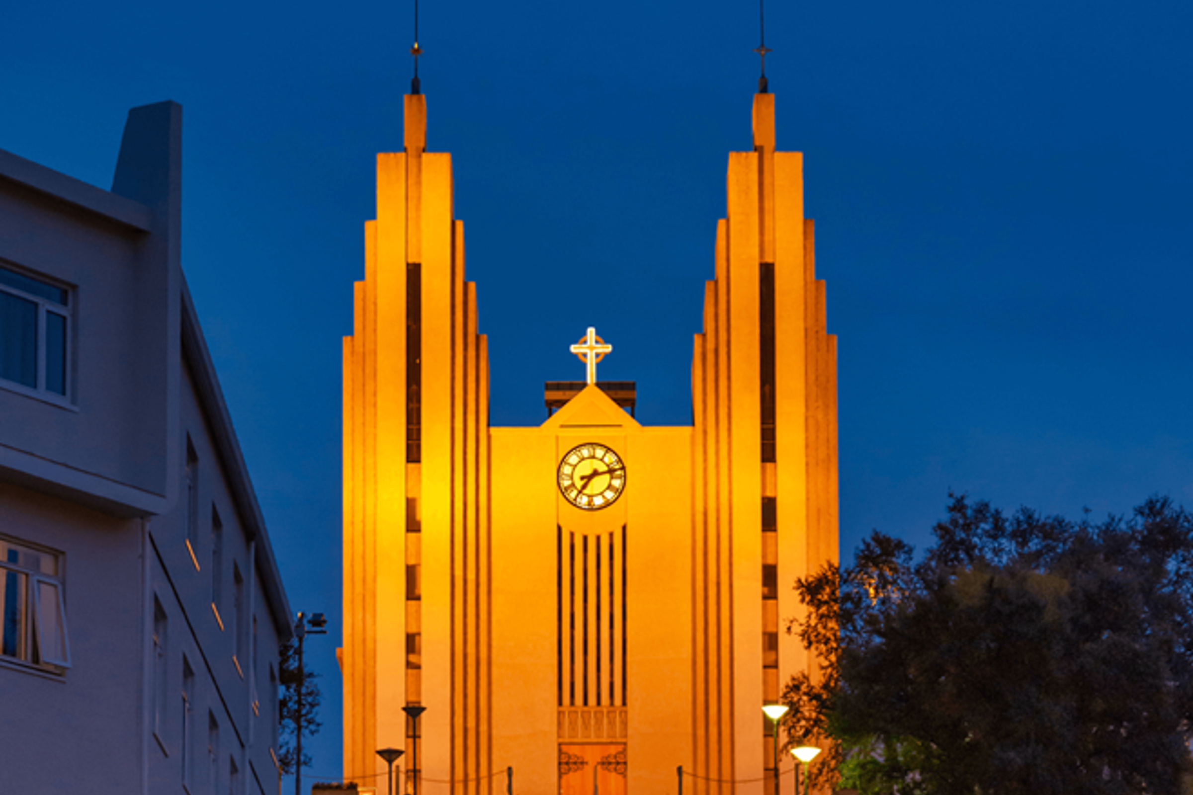 una gran iglesia con un reloj en la parte superior de ella en la ciudad de Akureyri en Islandia.
