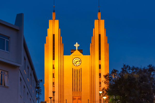 una gran iglesia con un reloj en la parte superior de ella en la ciudad de Akureyri en Islandia.
