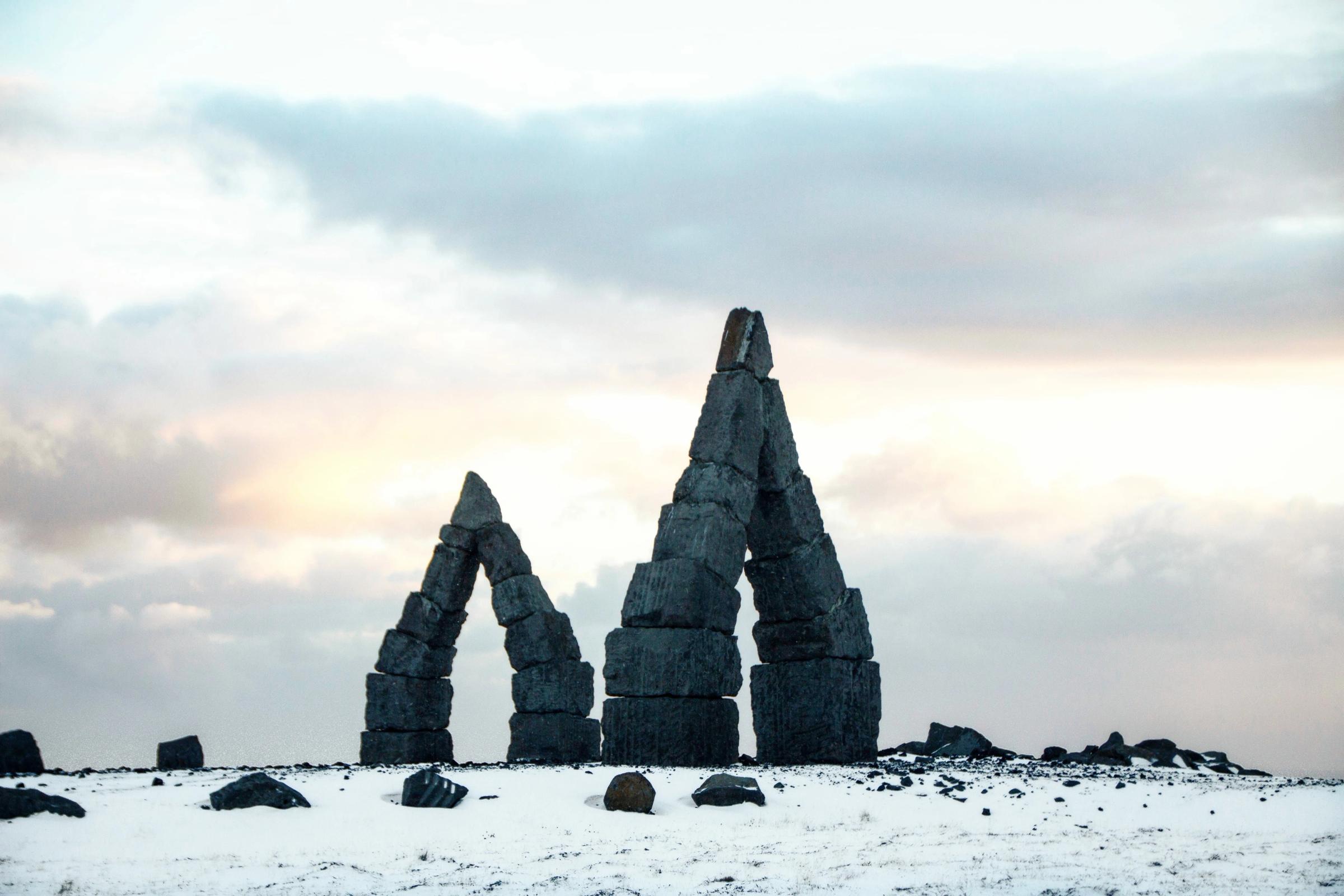 arcos de piedra en un campo nevado