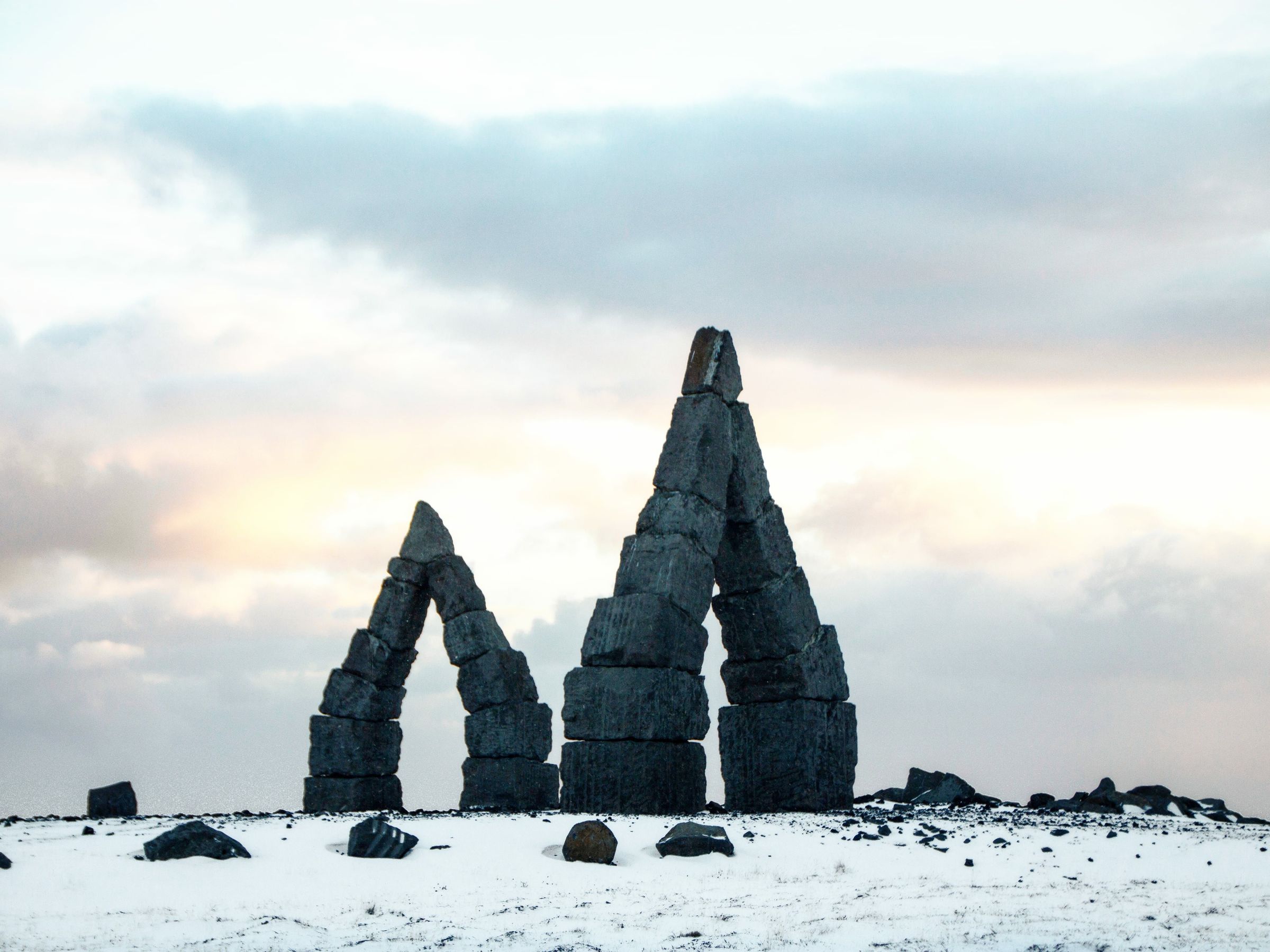 arcos de piedra en un campo nevado