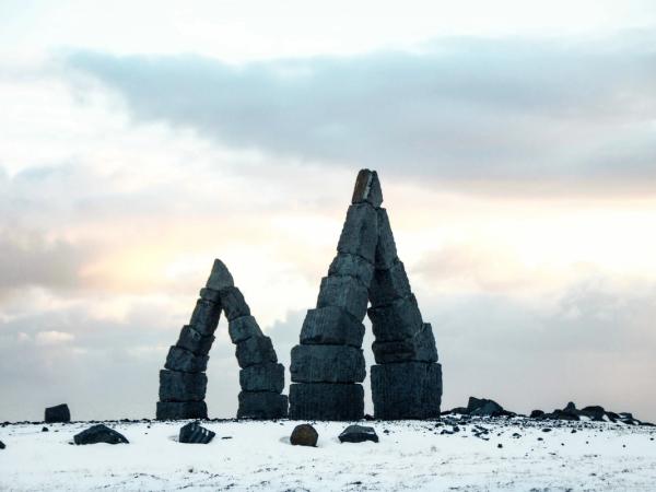 arcos de piedra en un campo nevado