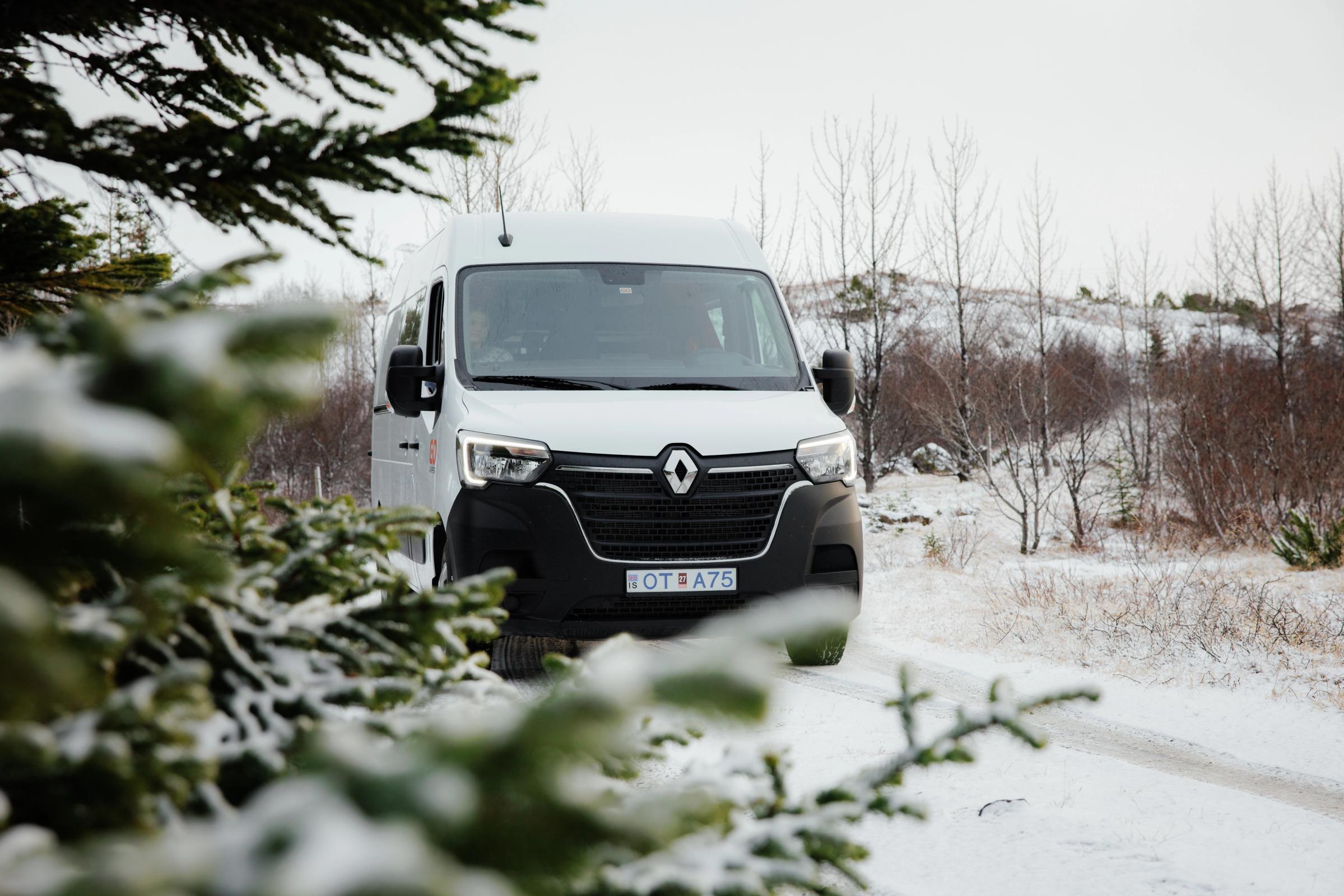Ein großer Campervan für 5 Personen fährt auf einem Weg zwischen Bäumen, Campervermietung Island