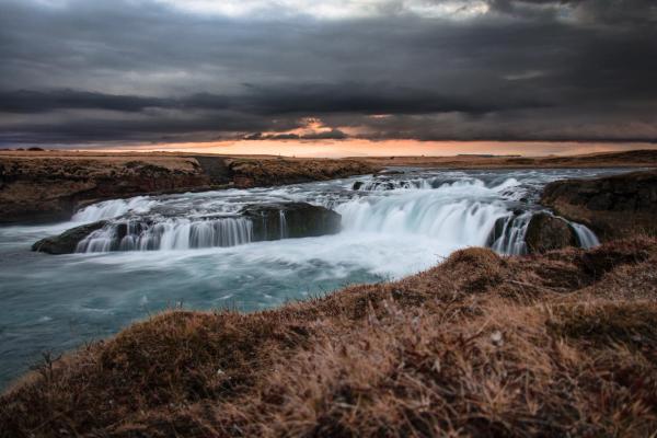 Cascada en Islandia bajo un cielo super nublado