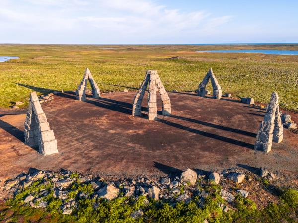 arcos de piedra formando un círculo en un campo verde