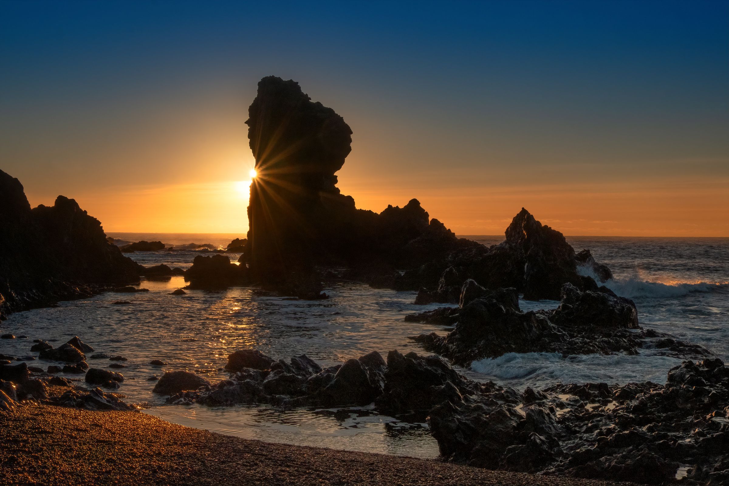 Playa con formaciones rocosas en Islandia