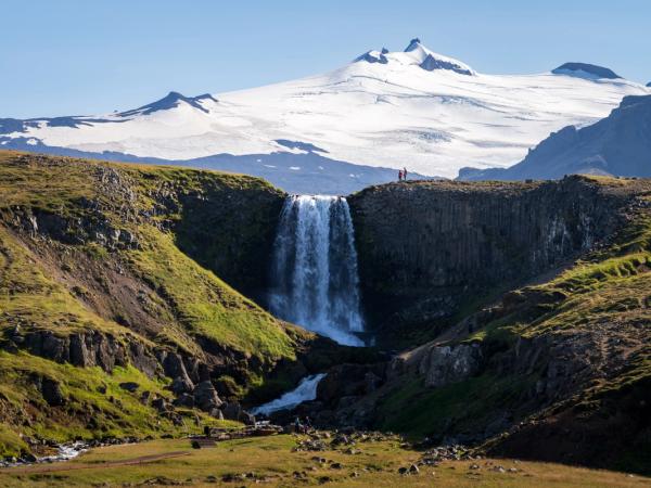 glaciar Snæfellsjökull con una cascada delante