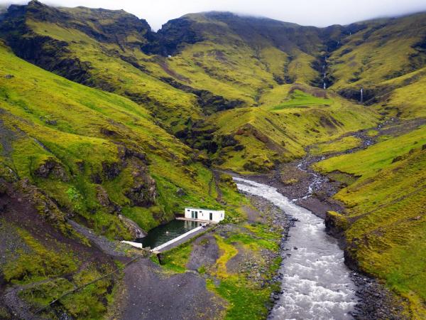 Vista aérea de Seljavallalaug con el río al lado