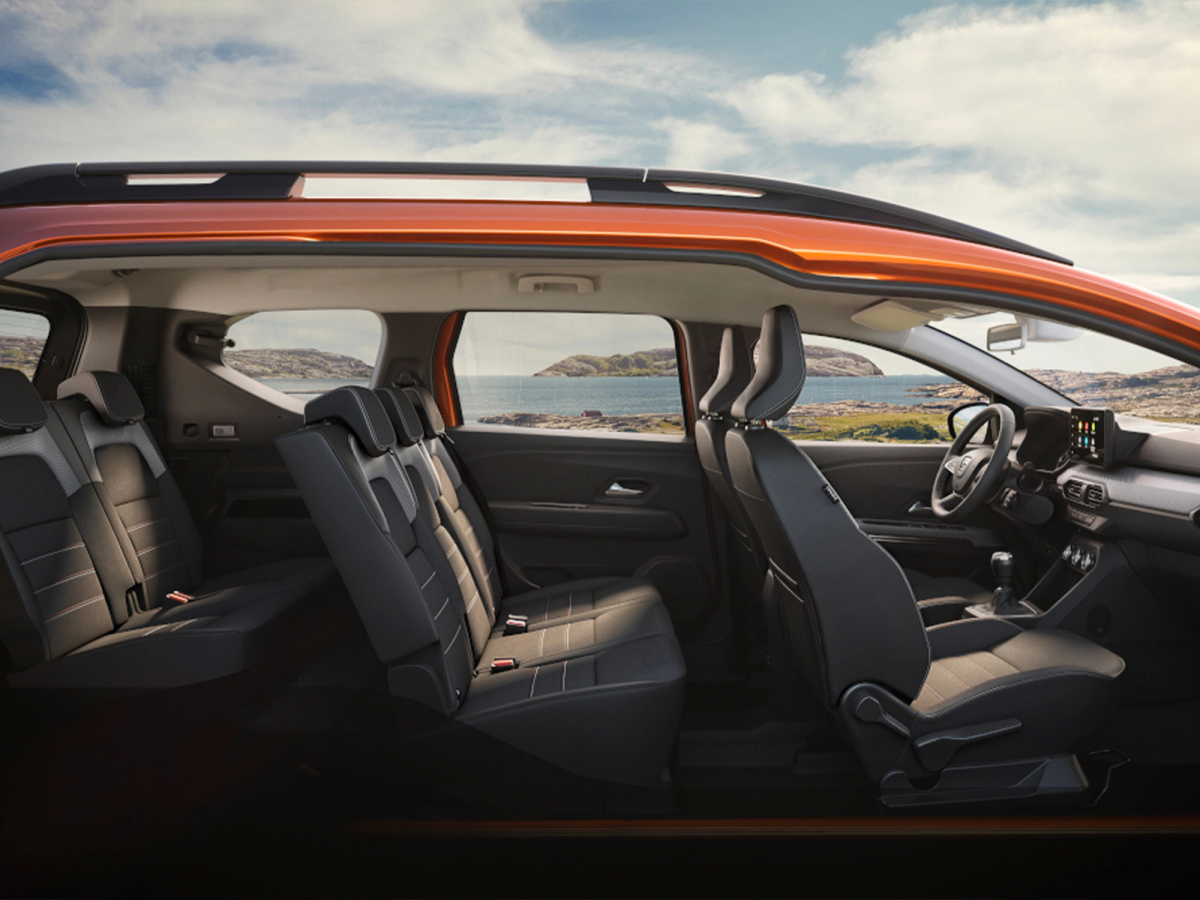 Distribución de los asientos en tres filas del Dacia Jogger, visible a través de una ilustración de la carrocería transparente con vistas a la costa
