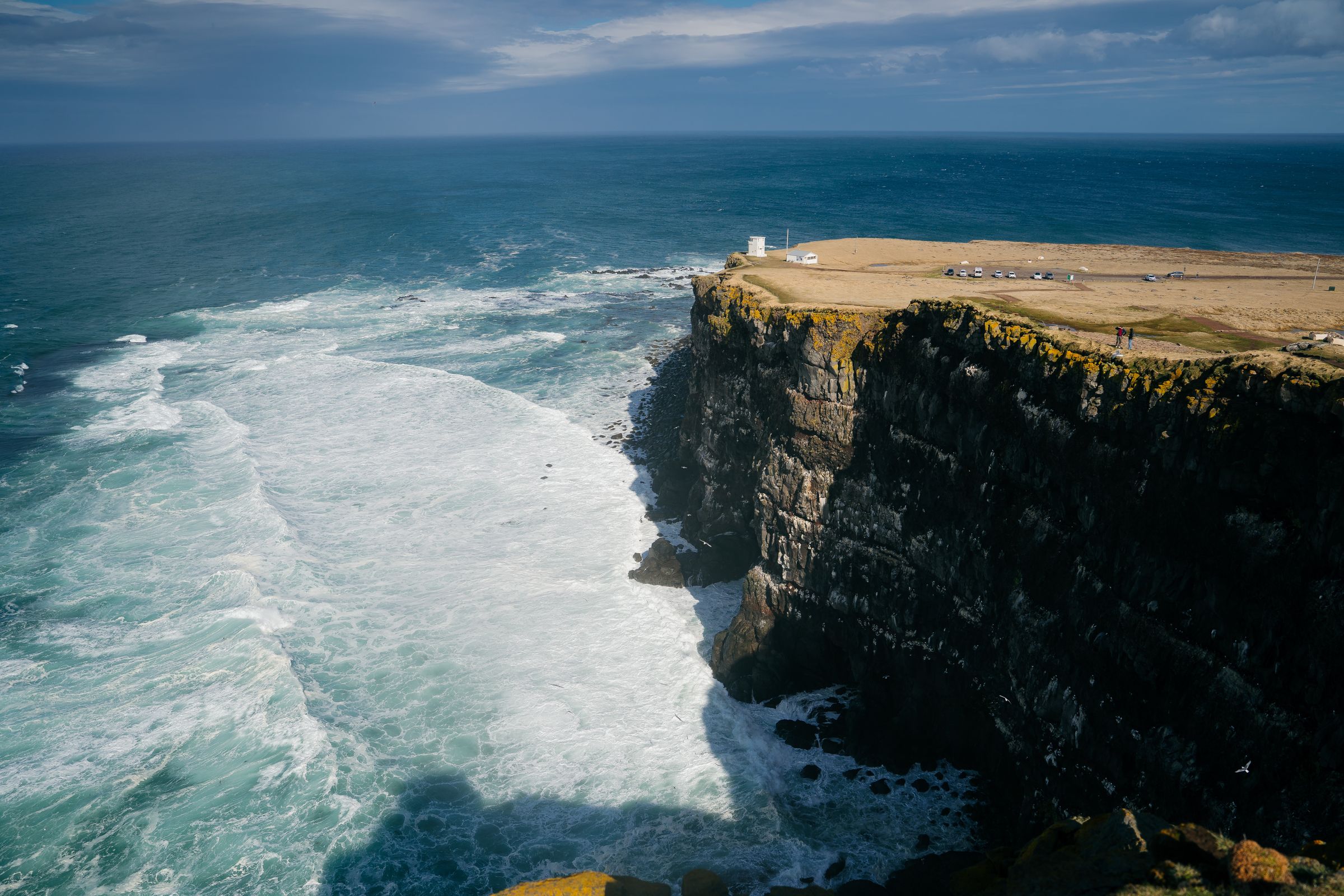 une vue d'une falaise surplombant l'océan par une journée nuageuse