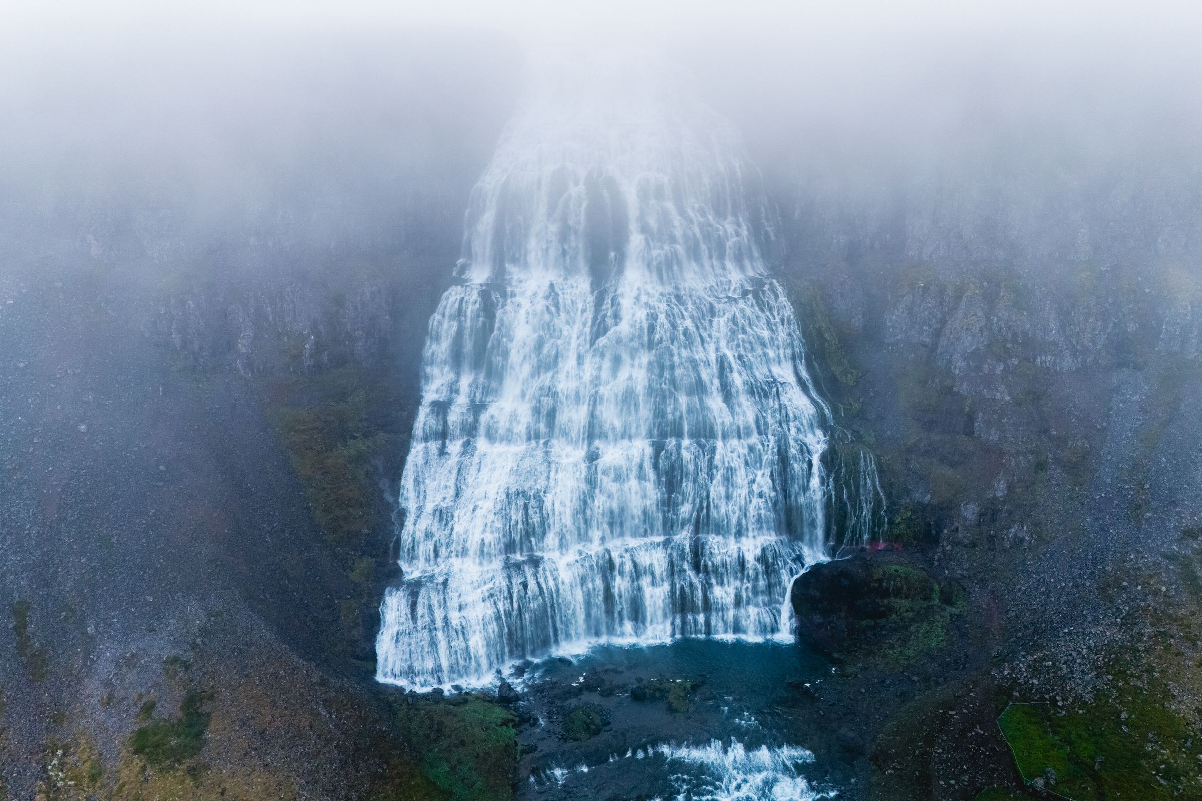 una vista aérea de una cascada en la niebla.