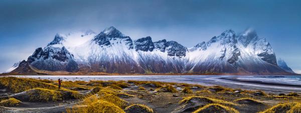 Hiker in an stunning Icelandic landscape