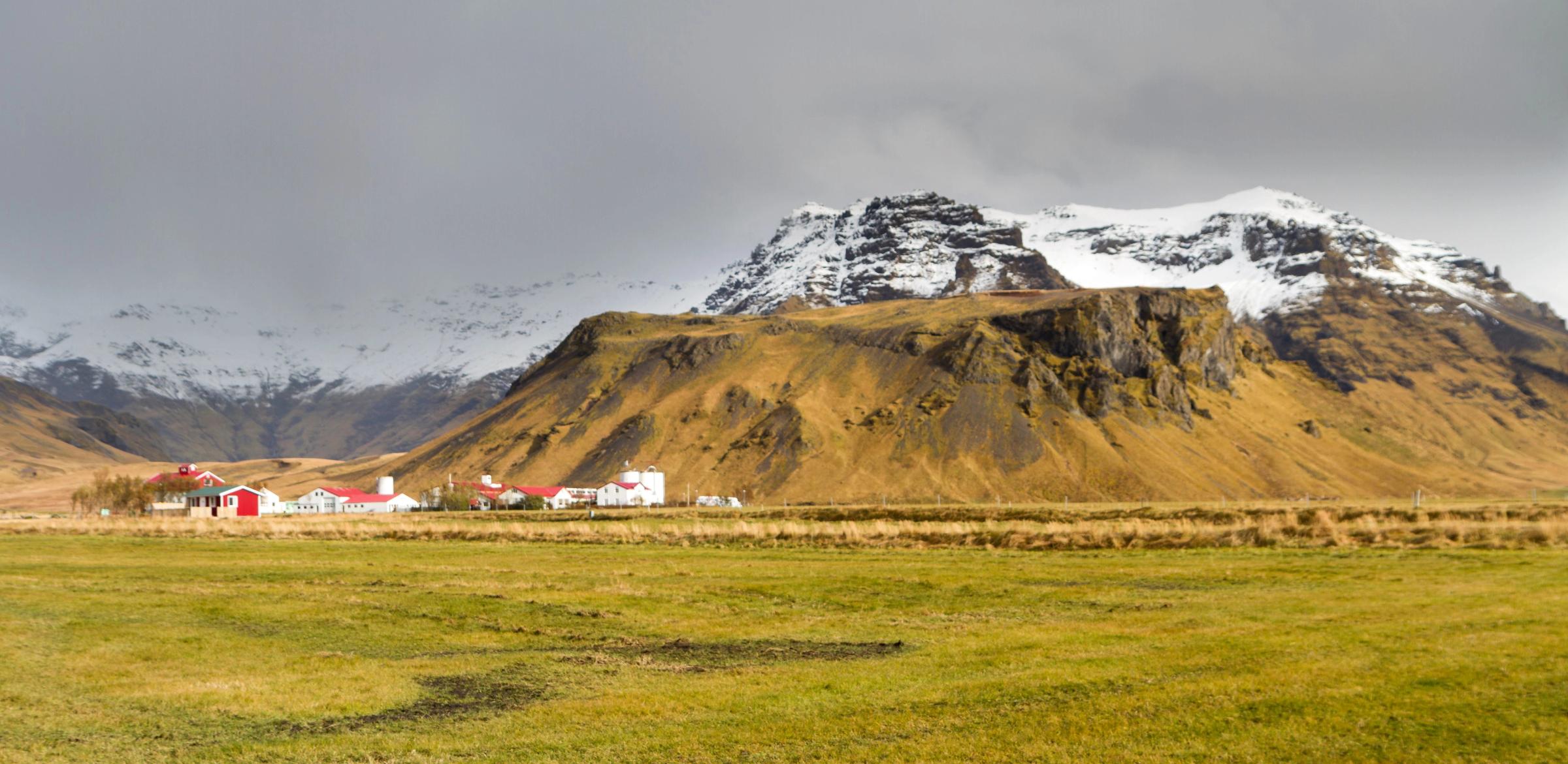un grupo de casas a los pies de una gran montaña