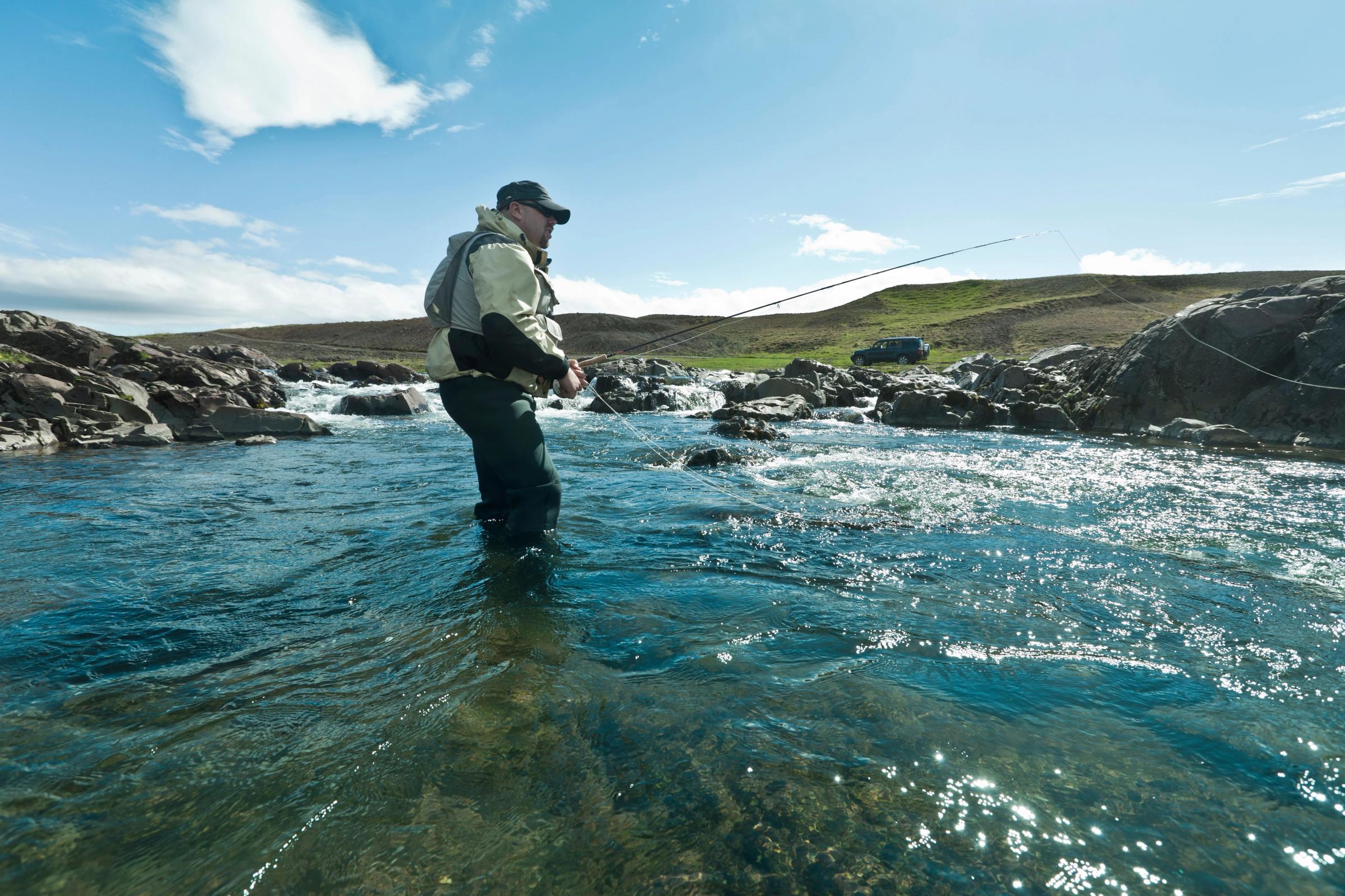 Hombre pescando en un río en Islandia