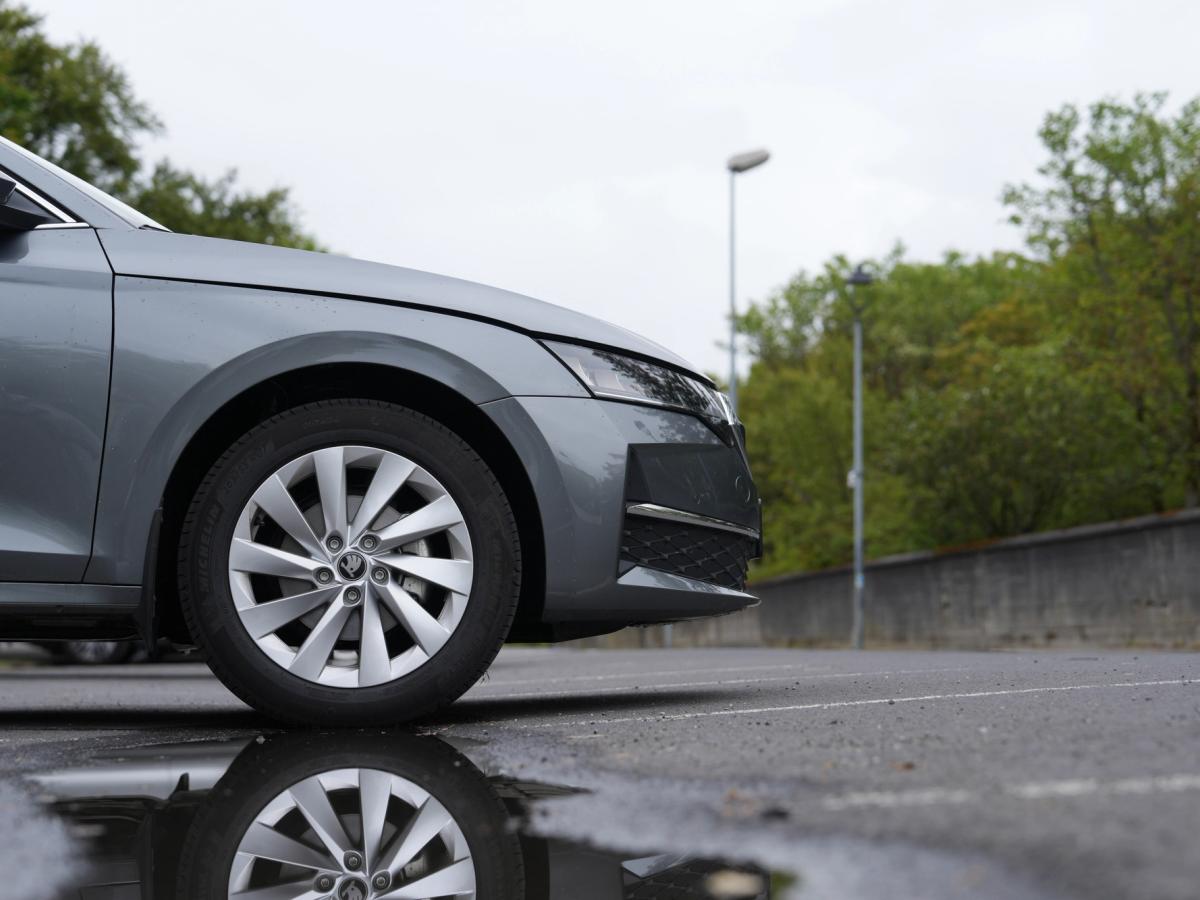 Nærmynd af felgu á Octavia Wagon Nærmynd af framhjóli á Skoda Octavia-stationbíl með speglun í blautu malbikinu