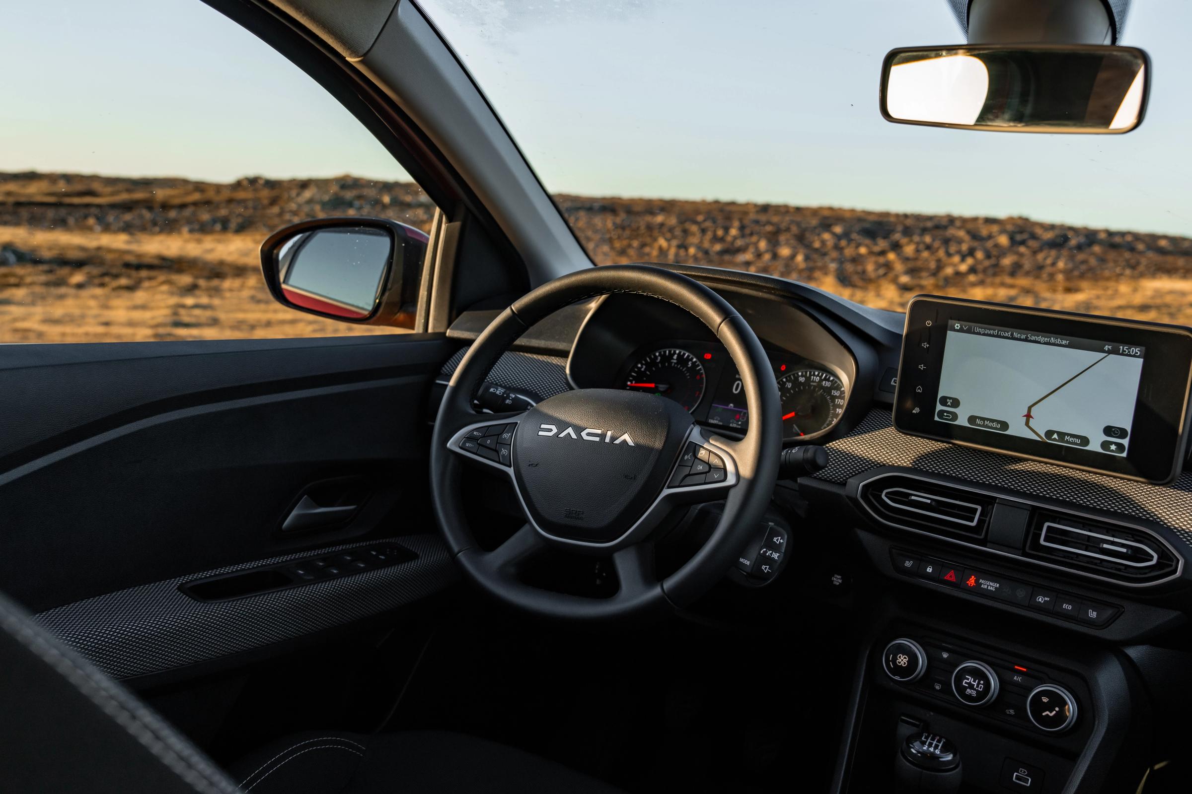Vista del interior del Dacia Jogger con volante y pantalla táctil de navegación