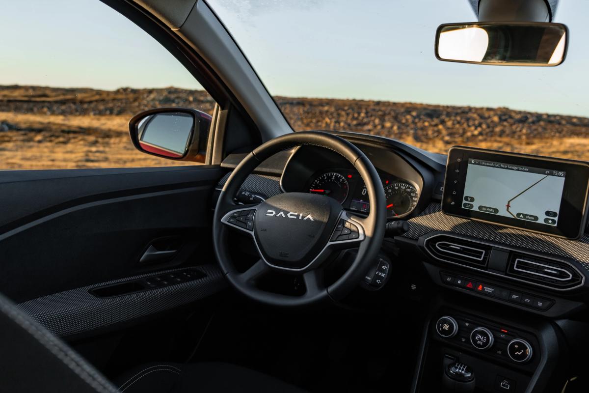 Vista del interior del Dacia Jogger con volante y pantalla táctil de navegación