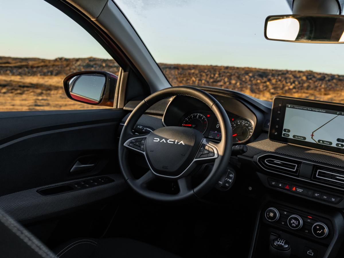 Panel interior del Jogger Vista del interior del Dacia Jogger con volante y pantalla táctil de navegación