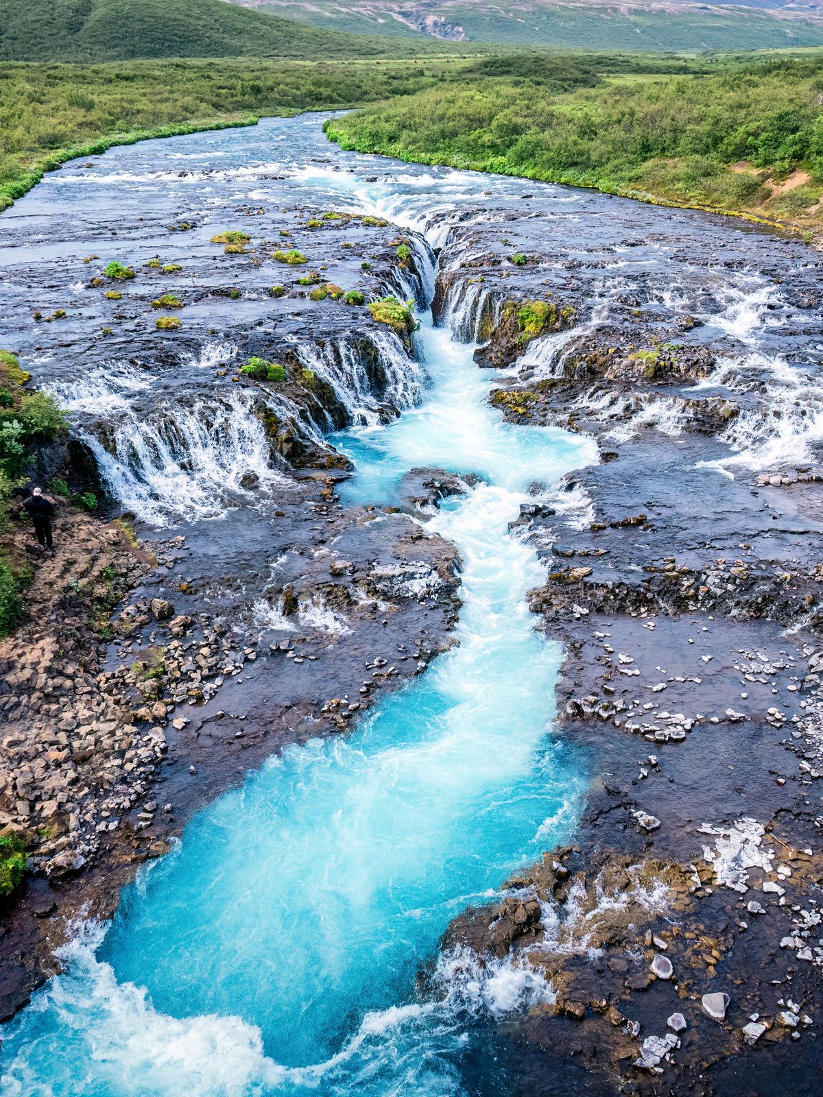 La cascada Bruarfoss fluyendo desde el río Bruara