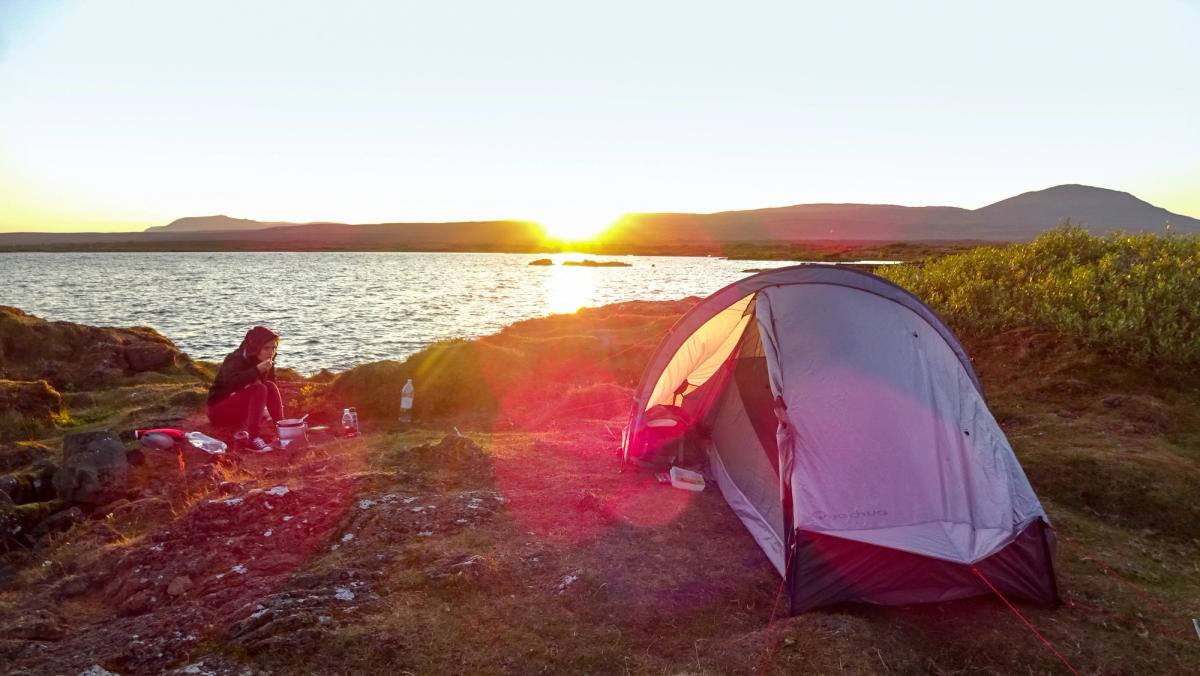 Persona acampando en Islandia