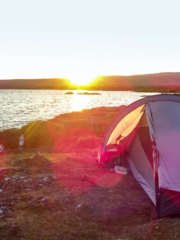 Persona acampando en Islandia