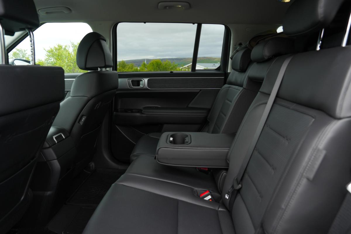 Hyundai Santa Fe rear bench seats with folding centre armrest, cup holders and third row behind