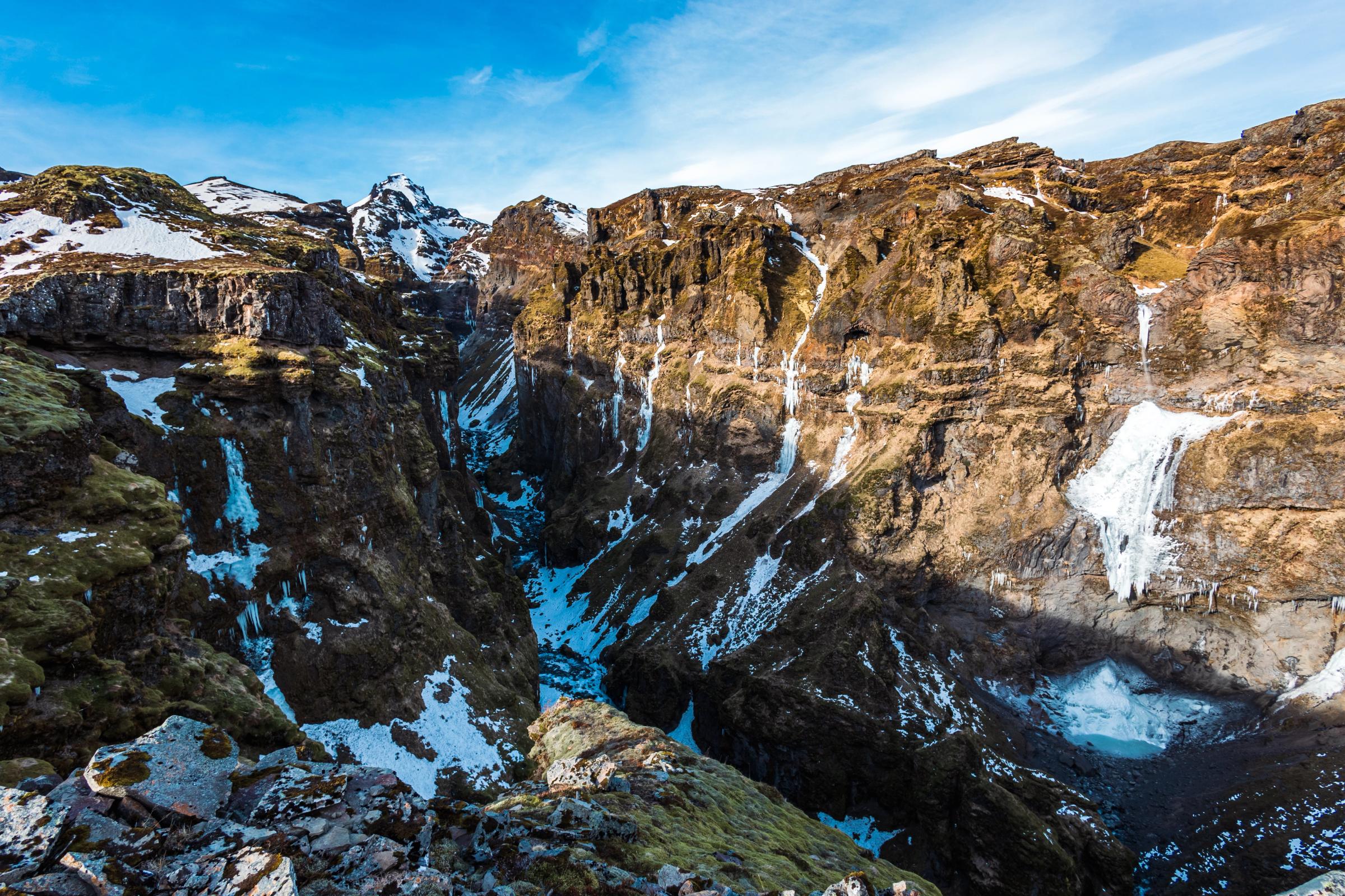Un cañón parcialmente cubierto de nieve