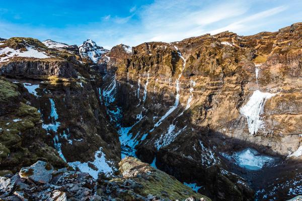 Un cañón parcialmente cubierto de nieve