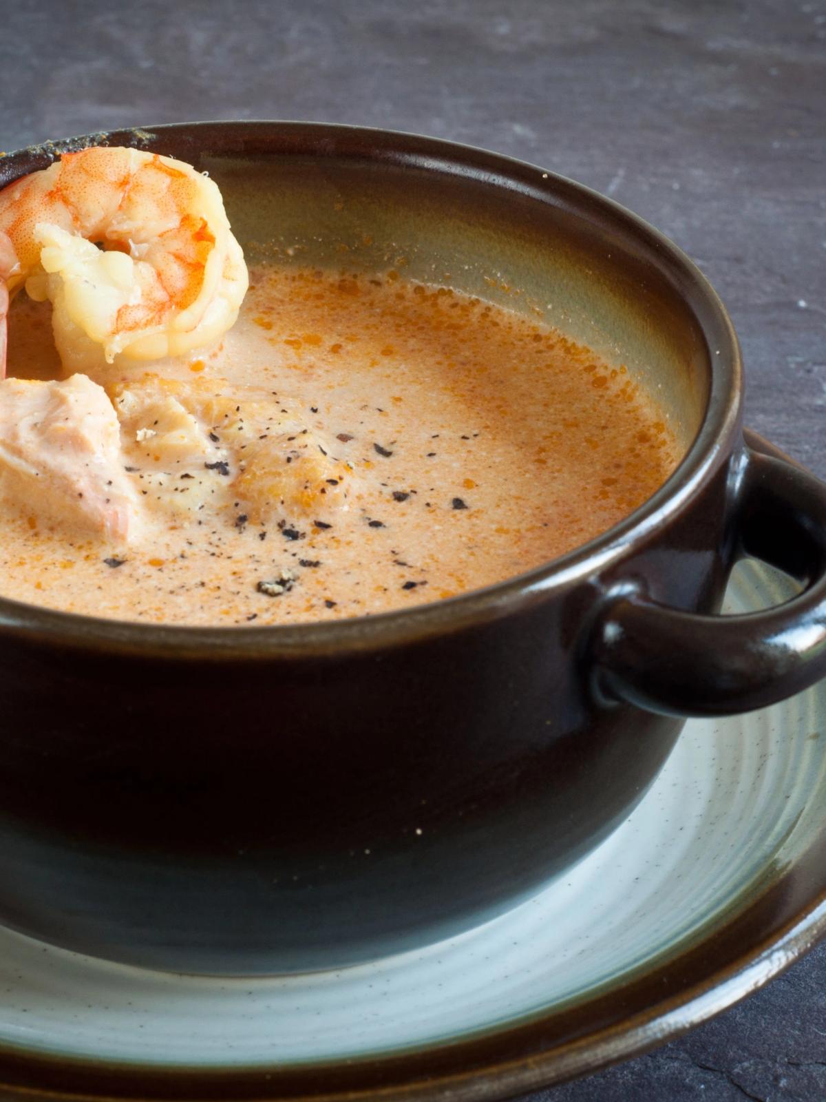 Sopa de pescado islandesa con salmón y gambas