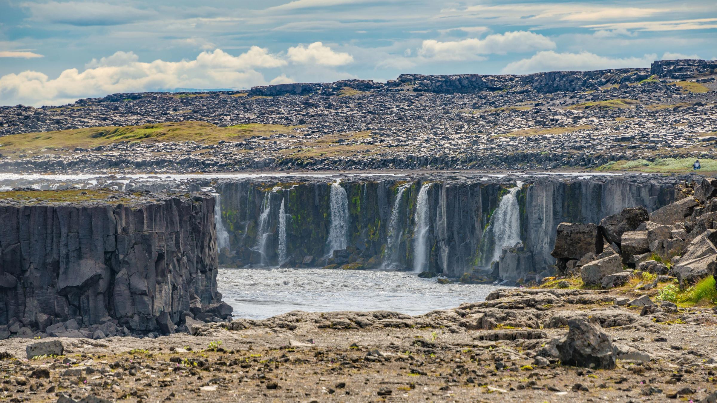 Selfoss desde la distancia en un día soleado