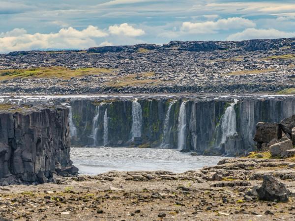 Selfoss desde la distancia en un día soleado