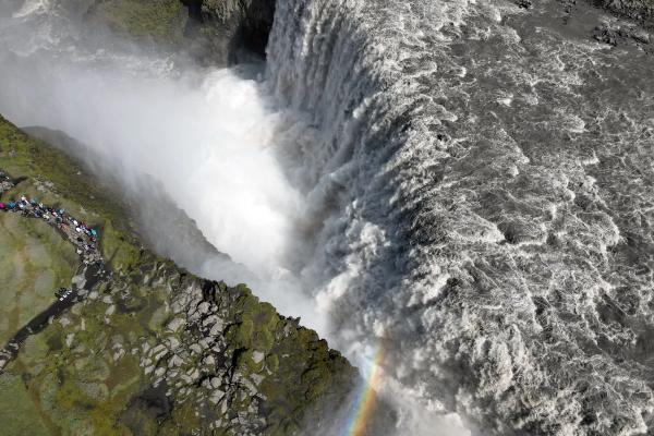 una vista aérea de una cascada con un arcoíris en el medio.