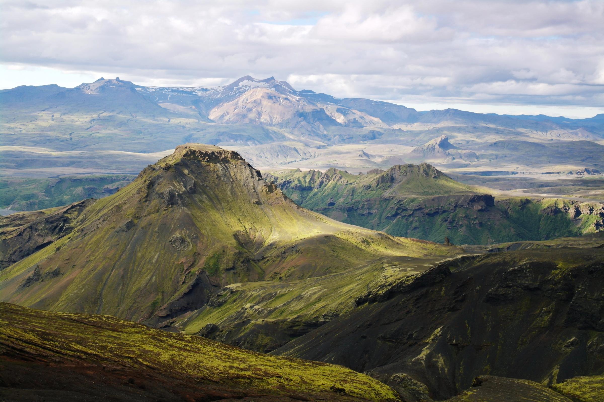 une vue d'une chaîne de montagnes avec des montagnes en arrière-plan à Þórsmörk en Islande.