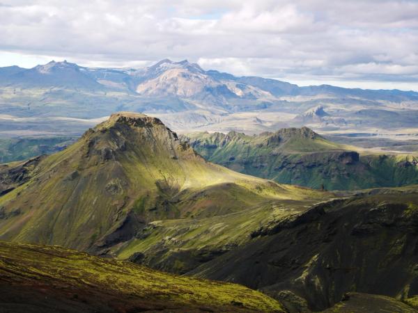 une vue d'une chaîne de montagnes avec des montagnes en arrière-plan à Þórsmörk en Islande.